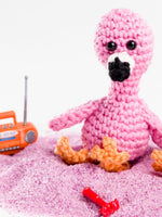 Mini Flamingo-Op het strand met radio